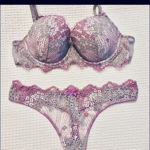 Gorgeous VS lacy bra and panty set